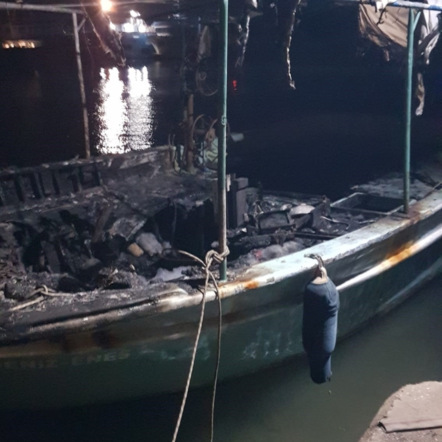 Antalya'da düşen yıldırım 3 tekneyi küle çevirdi