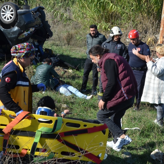 Serik'te şarampole yuvarlanan otomobildeki 3 kişi yaralı