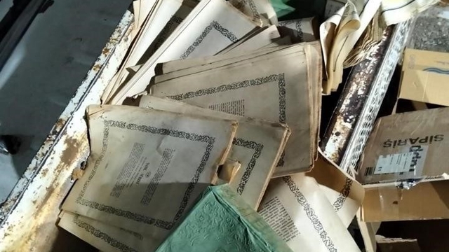 Kağıt taşıyan araçtan Kur'an-ı Kerim sayfaları savruldu: 2 kişi hakkında işlem başlatıldı