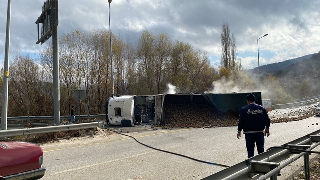 Çankırı'da devrilen pancar yüklü tırın sürücüsü ağır yaralandı