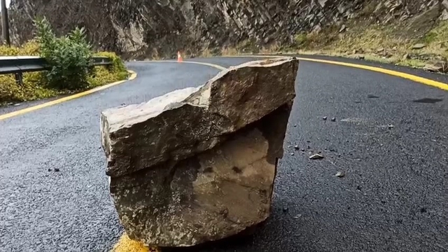 Tekirdağ'da yağış sonrası kaya parçaları yola yuvarlandı