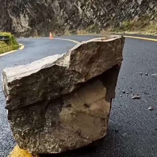 Tekirdağ'da yağış sonrası kaya parçaları yola yuvarlandı