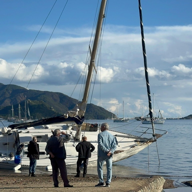 Fırtınada karaya vuran yelkenliler kaldırılıyor
