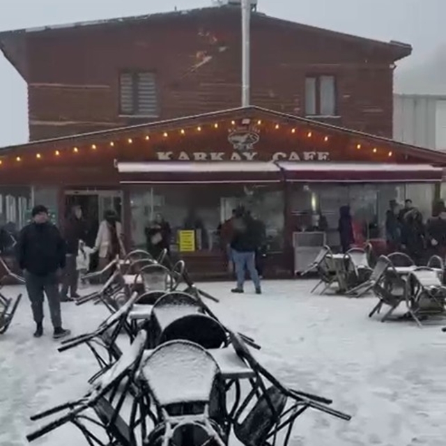 Uludağ'da kar yağışı sürüyor