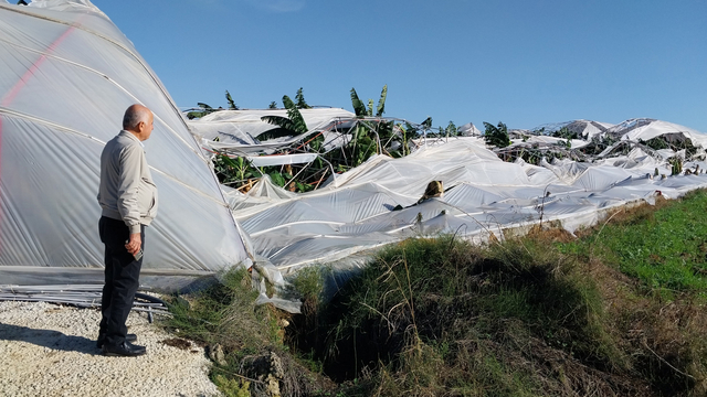 Manavgat'ta hortum, seralara zarar verdi