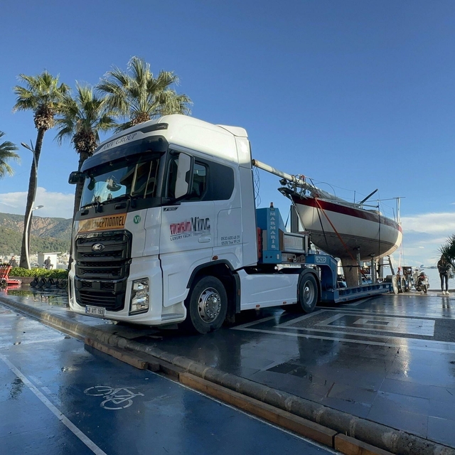 Marmaris'te sağanak ve fırtınada karaya vuran tekneler çekildi