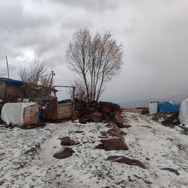 Afyonkarahisar'ın 1300 rakımlı yaylasına mevsimin ilk karı düştü