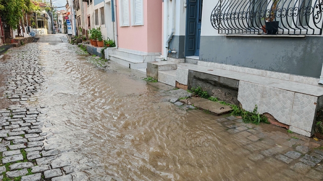 Ayvalık'ta sağanak yağmur cadde ve sokakları göle çevirdi