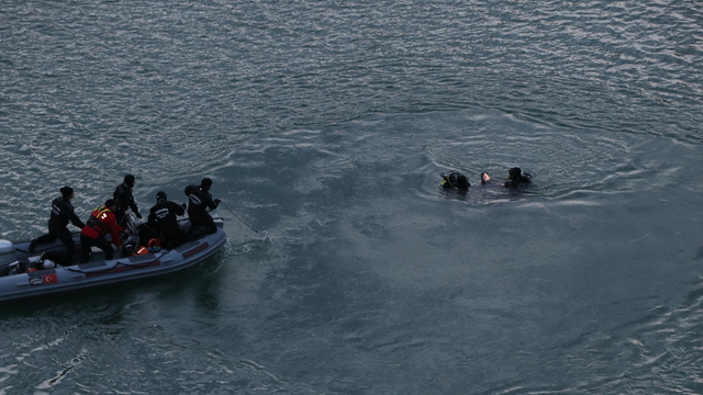 Van'da baraj gölüne yuvarlanan otomobildeki 3 kişi öldü (4)- Yeniden