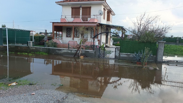 Balıkesir'de sağanak yağmur etkili oldu; yollar göle döndü, yazlıkları su bastı