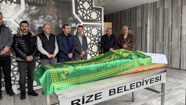 Rize Valisi Baydaş, yalnız yaşayan yaşlı kadının cenaze törenine katıldı