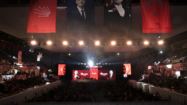 Özgür Özel, CHP 39. Olağan Kurultayı'nda PM ve YDK üyelerinin seçiminde oyunu kullandı: