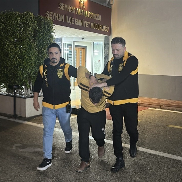 Çocuğun kafasını arabaya vurup yere fırlatan şahıs çocuğun babası çıktı, gö...