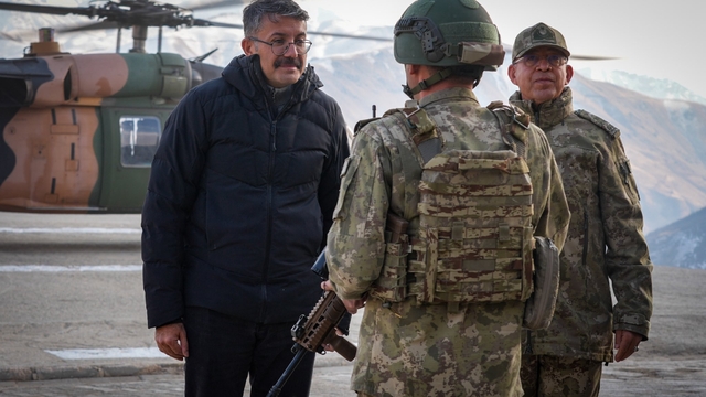 Hakkari Valisi Çelik ve 2. Ordu Komutanı Korgeneral Topaloğlu askeri birlikleri ziyaret etti