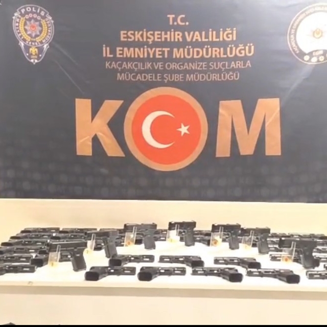 Çekicinin üzerindeki araçtan 480 adet tabanca ve ve 6 bin 812 adet silah pa...