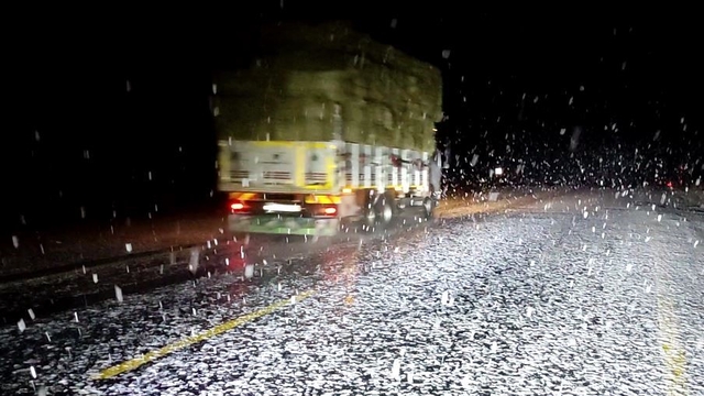 Ardahan'da kar yağışı ulaşımı olumsuz etkiledi