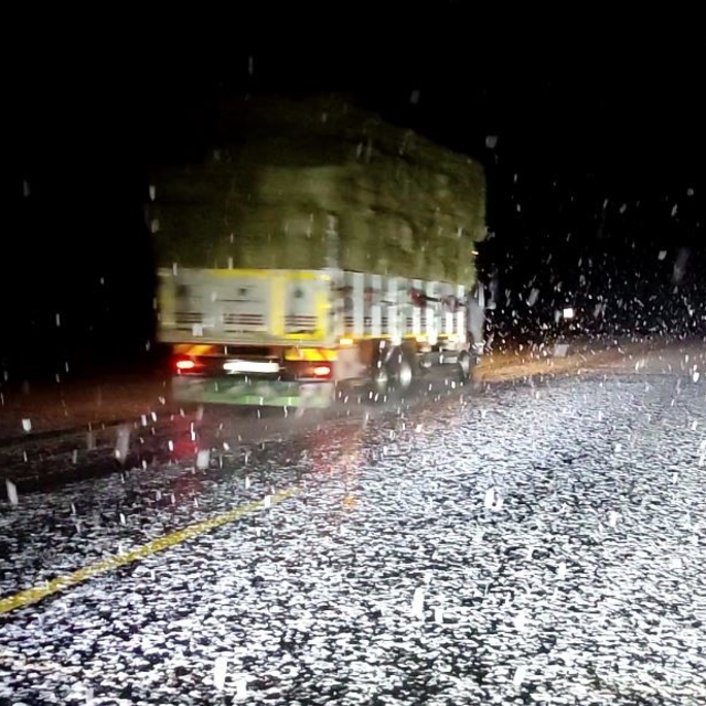 Ardahan'da kar yağışı ulaşımı olumsuz etkiledi