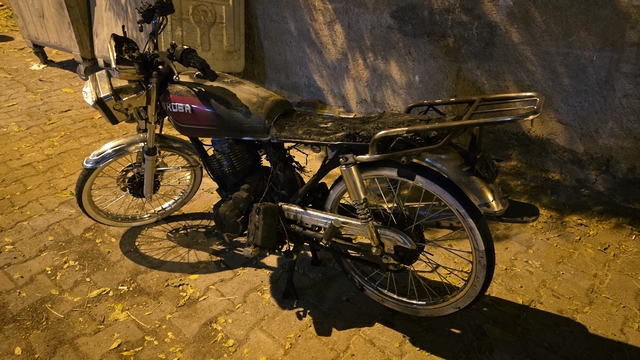 Siverek'te apartmanın girişine park edilen motosiklet yandı