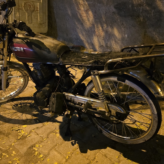 Siverek'te apartmanın girişine park edilen motosiklet yandı