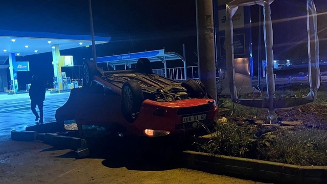 Lüleburgaz'da takla atan otomobildeki 2 kişi yaralı olarak kurtuldu