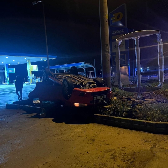 Lüleburgaz'da takla atan otomobildeki 2 kişi yaralı olarak kurtuldu