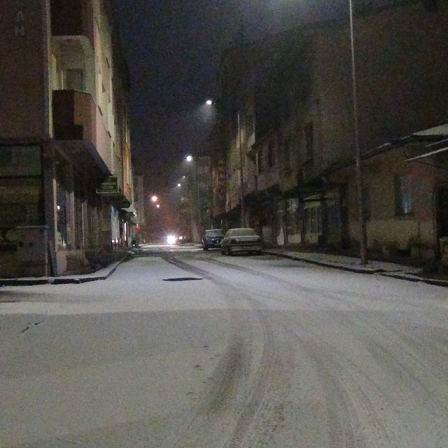 Kars'a mevsimin ilk karı düştü