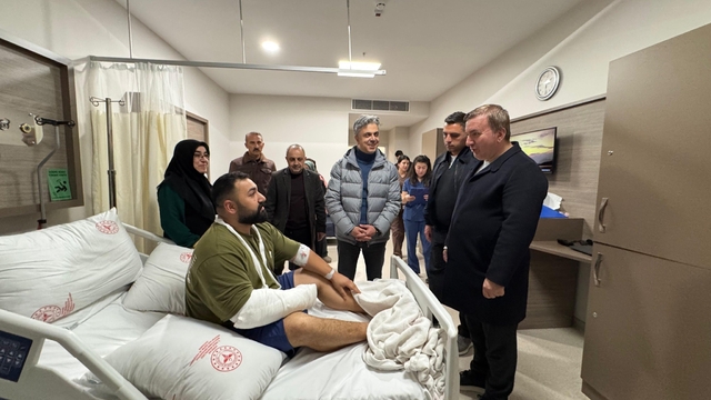 Vali Aydoğdu'dan hastalara moral ziyareti