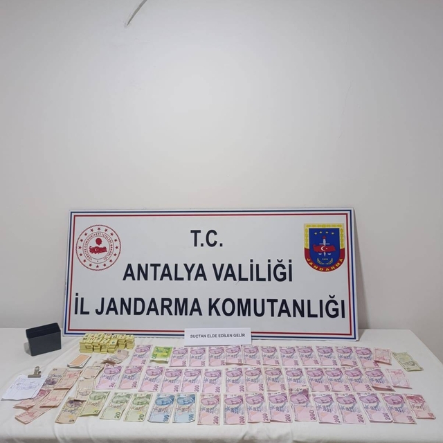 Antalya'da mahalle muhtarı kumar oynatırken yakalandı
Mahalle muhtarı ve sa...