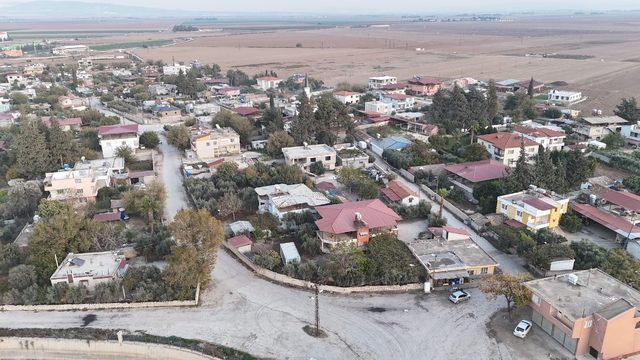 Referandumla başlayan 2 yıllık sürecin ardından Uzunkavaklılar 80 yıl sonra memleket değiştirdi
Uzunkavak Mahallesi Muhtarı Mehmet Albayrak: "Önümüzdeki günlerde tabelada yazan Reyhanlı ilçesi ismi Kumlu ilçesi olarak değiştirilecek"