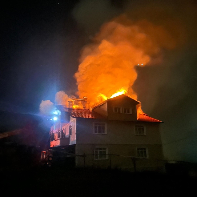 Kastamonu'da yangında bir evin çatısı kullanılamaz hale geldi