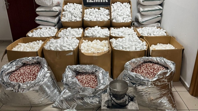 İzmir'de 2 milyon 309 bin 774 uyuşturucu hap ele geçirildi