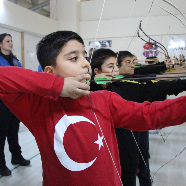 Polislerin desteğiyle okçu oldular