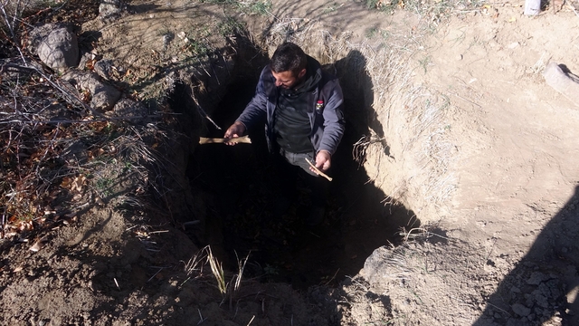 Defineciler, tarihi Haydar Baba Mezarlığı'nı talan etti