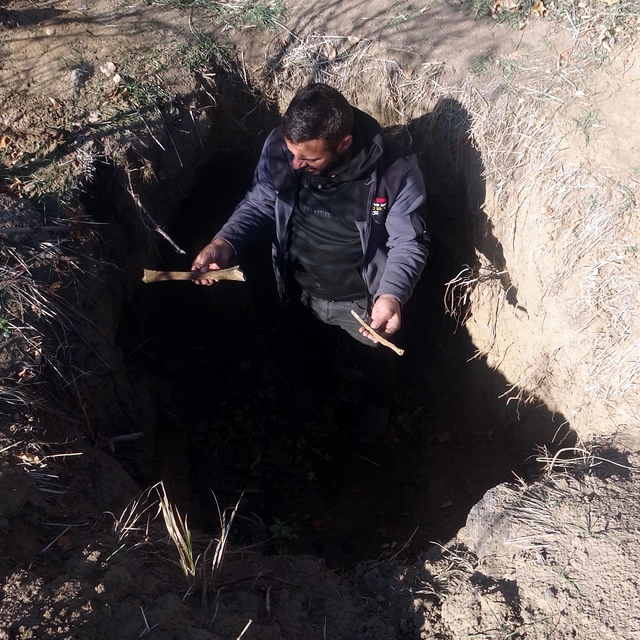 Defineciler, tarihi Haydar Baba Mezarlığı'nı talan etti