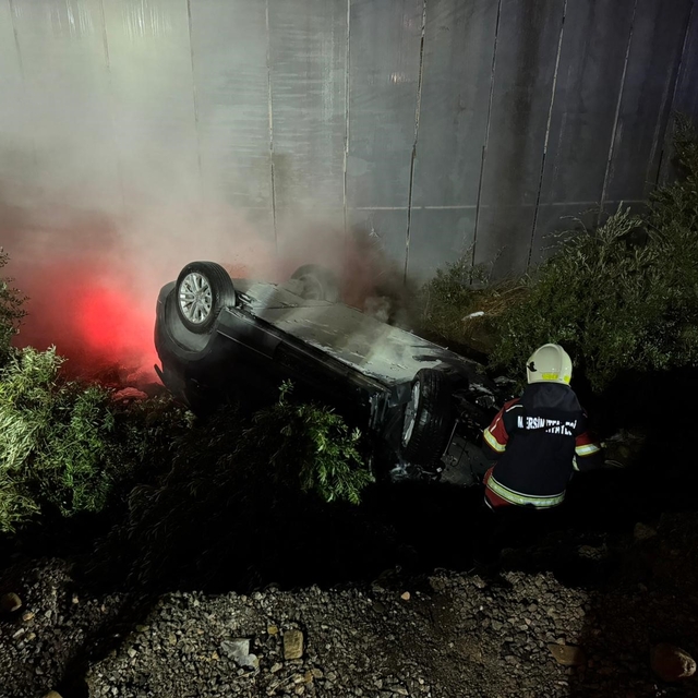 Kaza yapıp ters dönen elektrikli araçtaki yangına ekipler müdahale etti