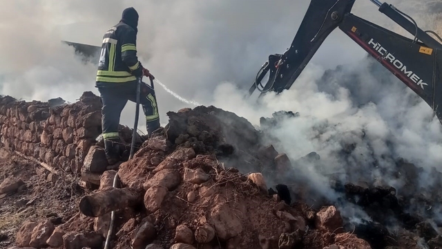 Erzurum'da ahır ve samanlık yangını: 21 büyükbaş havyan telef oldu