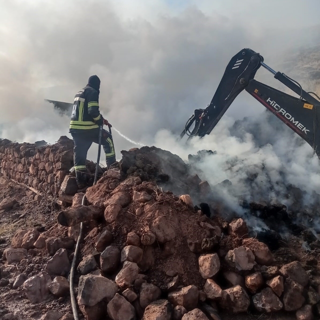 Erzurum'da ahır ve samanlık yangını: 21 büyükbaş havyan telef oldu