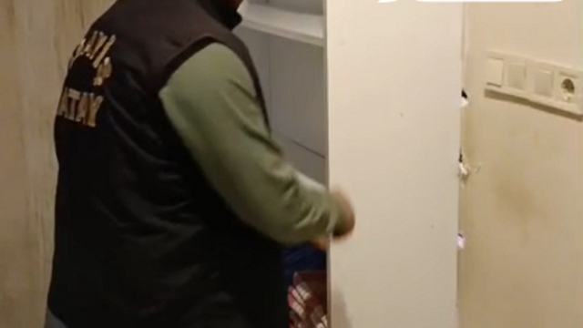 Masaj salonunda fuhşa sürüklenen 9 yabancı uyruklu kadın gizli bölmeden çıktı