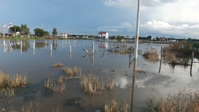 Burhaniye de yazlıklar su altında kaldı