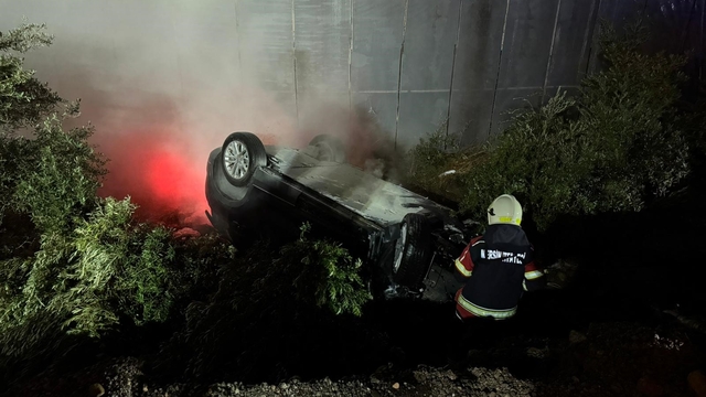 Kaza yapıp ters dönen elektrikli araçtaki yangına ekipler müdahale etti