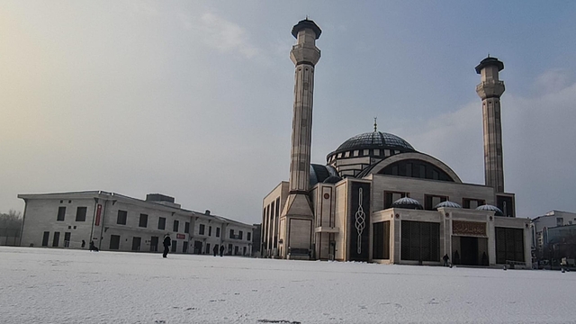 Kars'a mevsimin ilk karı düştü