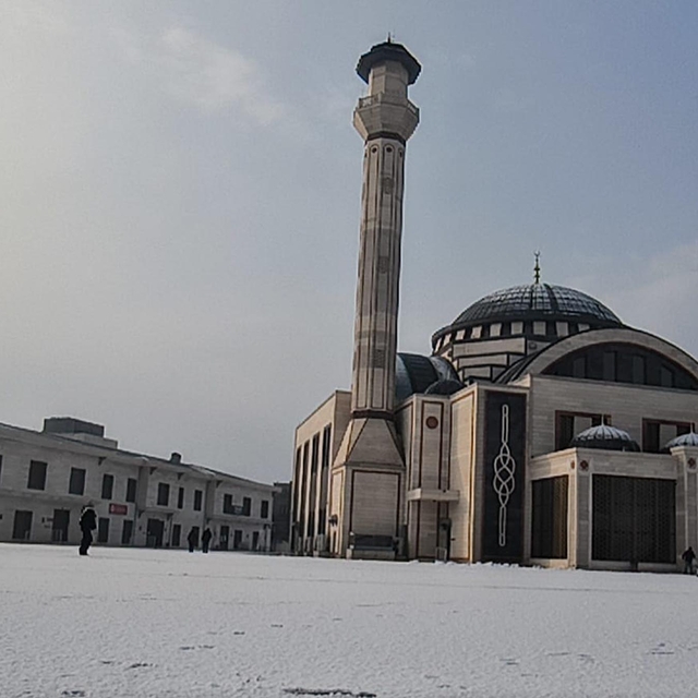 Kars'a mevsimin ilk karı düştü