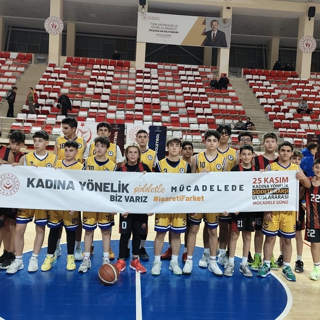 Genç sporculardan kadına şiddetle ilgili anlamlı pankart