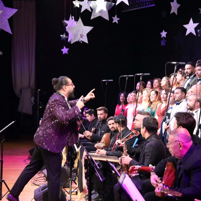 Gündüz şifa dağıtıyor, akşam kurduğu koroyla sahne alıyor