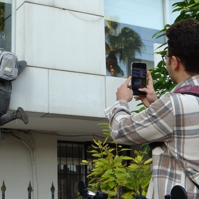 Penceredeki cansız manken 'hırsız'ı görenler, polisi arıyor, taş atıyor