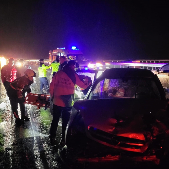 Bariyere vurup savrulan araca çarptı: 4 yaralı