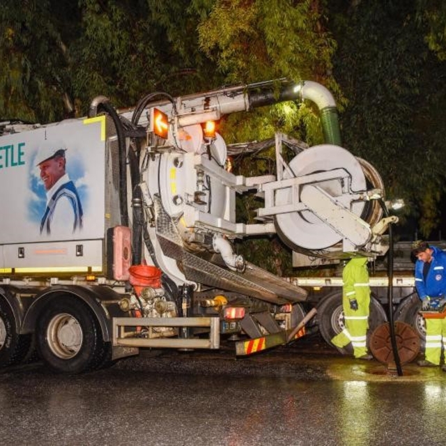 Mersin Büyükşehir Belediyesi ve MESKİ ekipleri gece boyunca görev yaptı