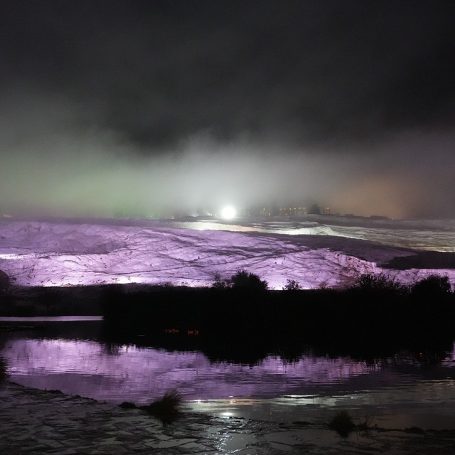 Pamukkale travertenlerinde yağmur sonrası oluşan sis, kartpostallık görüntü...