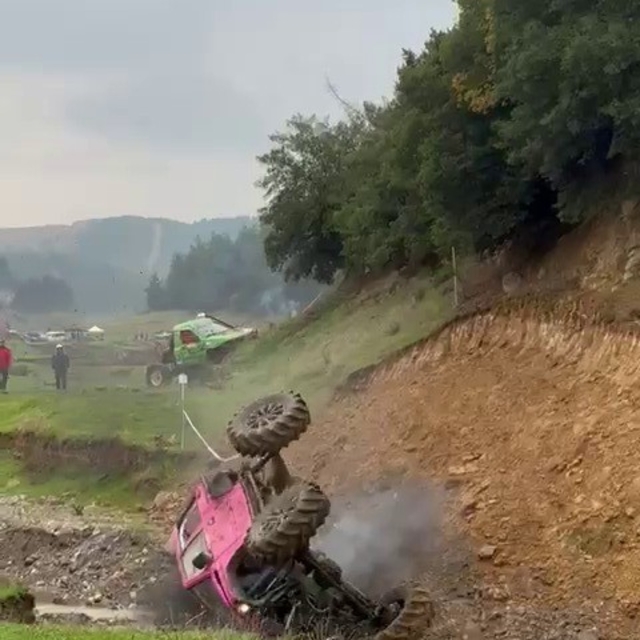 Off-road yarışında kontrolden çıkan araç böyle takla attı
Korku dolu anlar...
