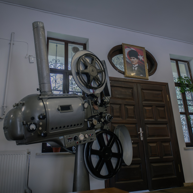 Malatya'da 75 yıllık sinema projeksiyon makinesi zamana meydan okuyor